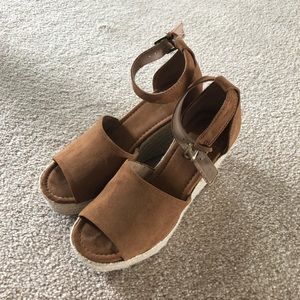Universal thread wedge sandal